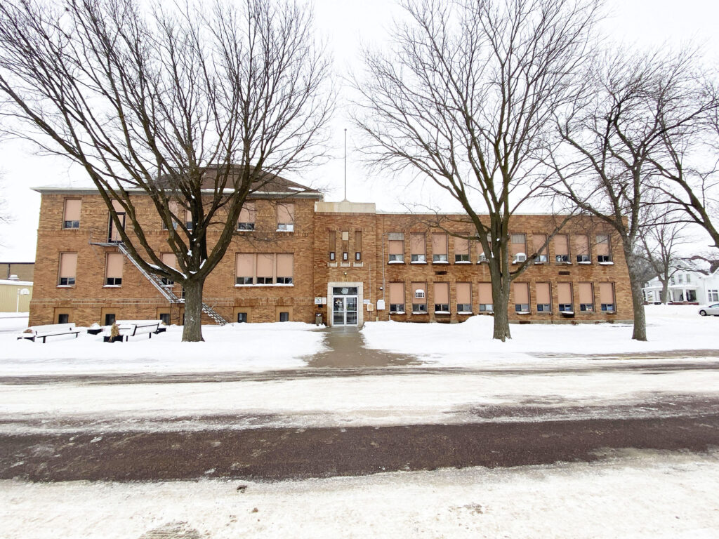 MARION SCHOOL OFFICIALS PURSUING NEW PLAN - The Courier